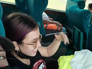 Dokážeš zvládnuť rýchle fajčenie a creampie v tomto verejnom autobuse?