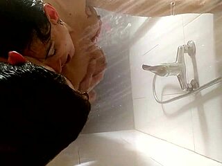 Ta anime hentai scéna natočená ze stropu ve sprše je horká