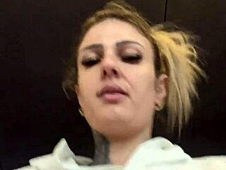 Sapatona fica com tesão na academia vendo todo mundo babando na camisa transparente mostrando bicos suados e duros