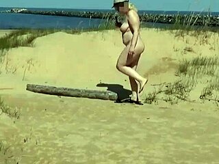 Jolie bodybuildeuse exhibe ses énormes seins sur une plage publique !