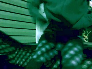 אישה רזה מבוגרת מתמתחת בגרבונים ורשת דגים, מראה תחת ורגליים בסרט ביתי