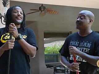 Hé, ooit gewonderd wat het vieze verhaal is in de western trailer?