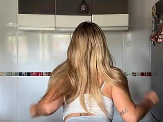 Blonde novinha shakes her pierced ass wildly
