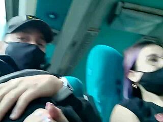 Halk Otobüsünde Hızlı Bir Oral Seks ve İçine Boşalma Kaldırabilir misin?