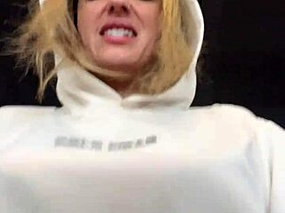 Sapatona Fica com Muito Tesão na Academia Vendo Mulheres e Homens Vendo Sua Camisa Transparente Mostrando os Seus Bicos do Peito Suado e Duro