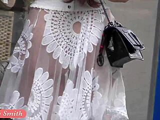 Я смотрю, как Jeny Smith раздевается догола на публике