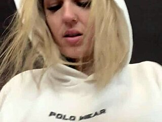 Sapatona Fica com Muito Tesão na Academia Vendo Mulheres e Homens Vendo Sua Camisa Transparente Mostrando os Seus Bicos do Peito Suado e Duro