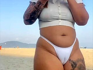 Vânzătorul de gustări a flirtat cu mine și a cerut pizda umflată ca plată.