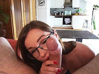 Deutsche Nerd-Freundin lutscht intensiv POV vor Facial