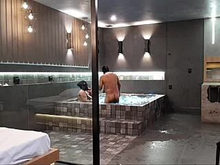 我带朋友去豪华酒店，她爱上肛交