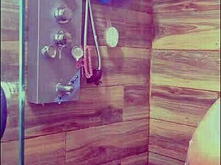 me pongo caliente y me ducho para bajar la calentura y termino con un rico orgasmo