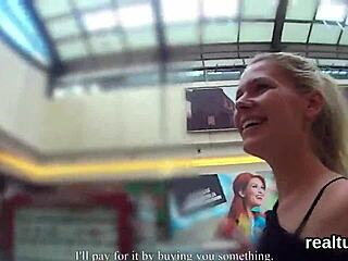 Glamouröse tschechische junge Schlampe verführt im Supermarkt für POV-Action