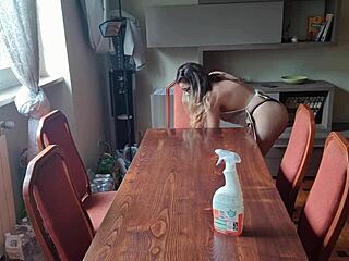 limpei a mesa do vizinho e tirei a calcinha sera que ele vai gostar