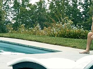 Jillian Jansen se ochlazuje s Sethovým kokotem v bazénu