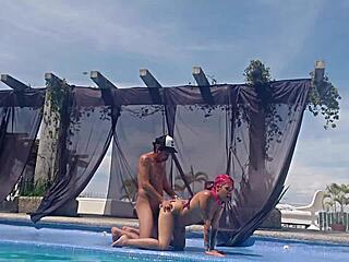 ابن العم يخلع ملابس السباحة في المسبح ماذا يحدث