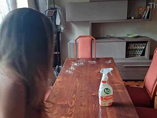 limpei a mesa do vizinho e tirei a calcinha sera que ele vai gostar