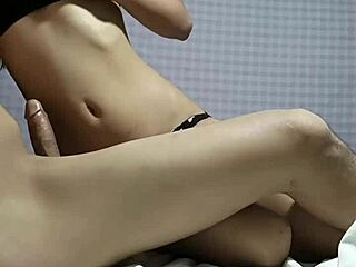 Tiny Pinay, miért dugatod magad a barátoddal, amikor ilyen szexi vagy?