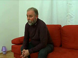 فتاة ج جال لطيفة تُنيك بواسطة رجل عجوز بقسوة