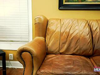 Nikki P在被操之前吸鸡巴 😍