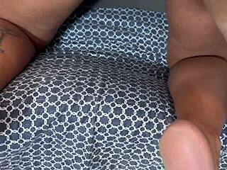 Mientras su esposa no estaba, se folló a la vecina caliente