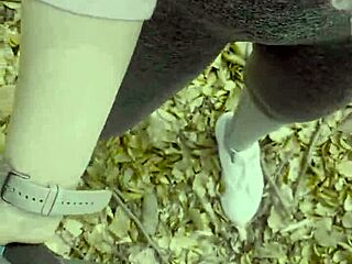 Prenehaj hoditi... končaj vame zdaj na prostem!