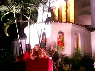 do lesbians use toys on pussies?