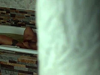 מציץ בדנה ברזגלי ולונה באמבטיה!