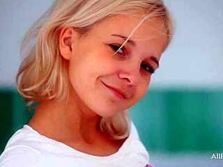 Sem samo nedolžna blondinka 18+, ampak me mika samostojni orgazem