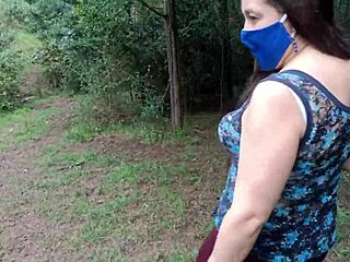 Amaterska mačeha razkazuje sise in ogromno pičko s pastorkom na prostem