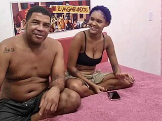 Lésbica dando cu e gemendo gostoso