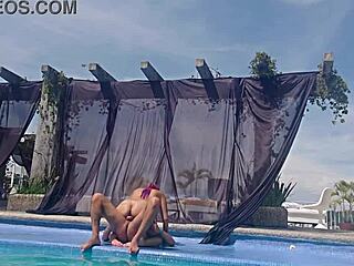 ابن العم يخلع ملابس السباحة في المسبح ماذا يحدث