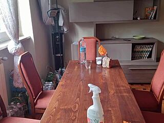 limpei a mesa do vizinho e tirei a calcinha sera que ele vai gostar