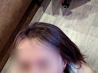 Słodka laska daje soczysty lodzik z perspektywy pierwszej osoby z bliska