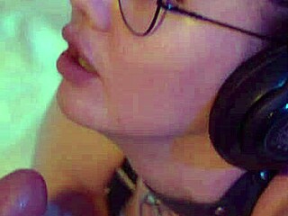 Este tipo mea a su esposa y le taladra el culo