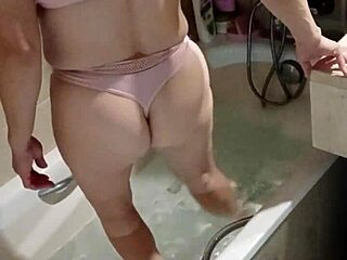 Kız Arkadaşımın Arkadaşıyla Banyoda Sürpriz Sikiş