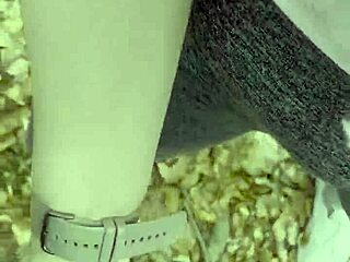 Prenehaj hoditi... končaj vame zdaj na prostem!