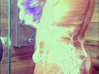 me pongo caliente y me ducho para bajar la calentura y termino con un rico orgasmo