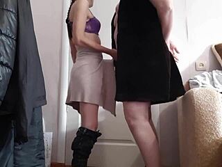 Vuoi guardarci mentre ci masturbiamo e veniamo insieme a casa?