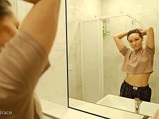 Mattina sensuale di Kristina in cucina e camera da letto