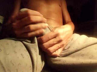 Horký chlap sténá a masturbuje svůj velký kurac v pyžamu