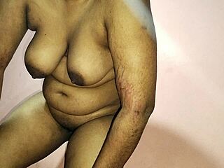 印度Desi妹子一边吸屌一边被老公猛干紧穴