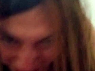 Trans sexy gémit fort de plaisir intense !