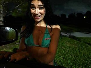 Хей, тази стопаджийка курва благодари на дебелия кур за возенето! 😜