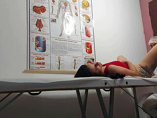 Dude, ginecologista fingers and fucks patient’s tight ass! 😈