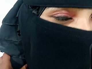 핫한 무슬림 여자가 힌두 남친과 도기 스타일 하드코어