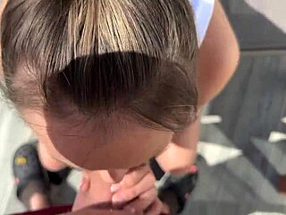 他用大鸡巴惩罚我的嘴，让我深吸。