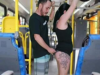 Hej, poglej tega grozljivega starega tipa, ki se drka na rjavolasko v avtobusu?