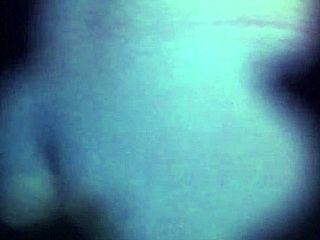 看纹身美女撕衣服在淋浴里脱光？