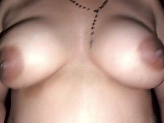 Ama de casa latina con cuerpo tatuado en acción POV cura el insomnio.