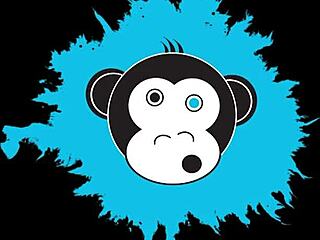 פצצת סקס דיימונד משחקת עם בולמי ענקיים ותחת מדהים